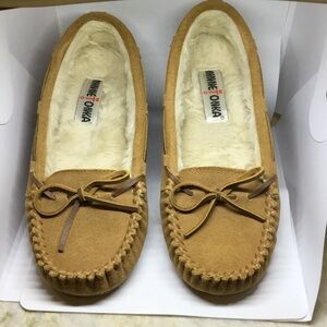 Like New Minnetonka Women's Brown Moccasins Size 6 with Bow